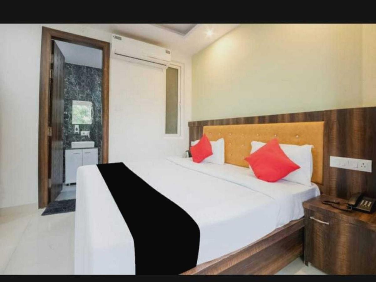Hotel Oyo Raas Near Nawada Metro Station 3*
