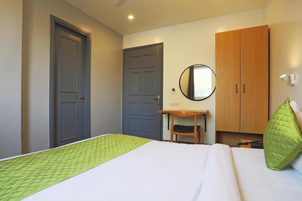 Hotel Yellow Chilli Britannia Chowk- Couple Friendly Local Id Accepted 3*