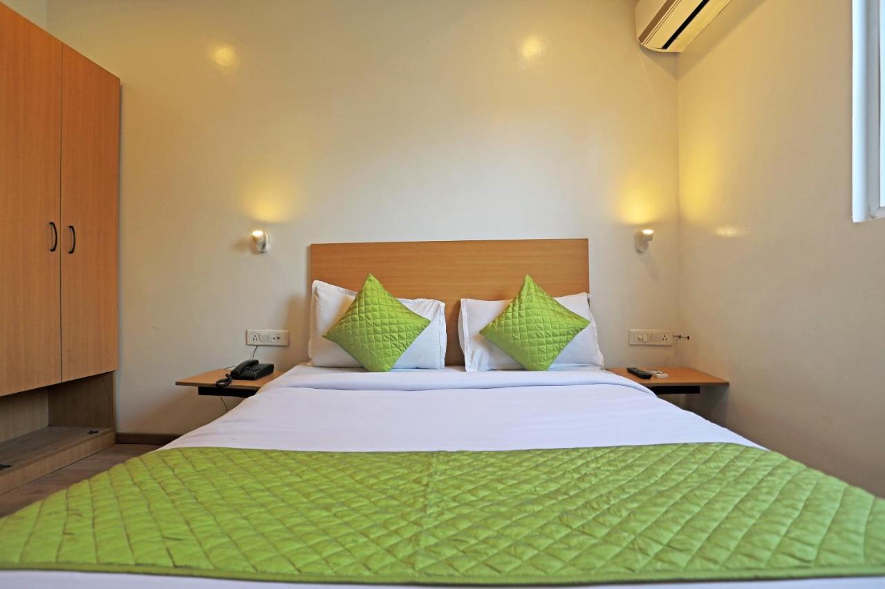 Yellow Chilli Britannia Chowk- Couple Friendly Local Id Accepted Hotel New Delhi