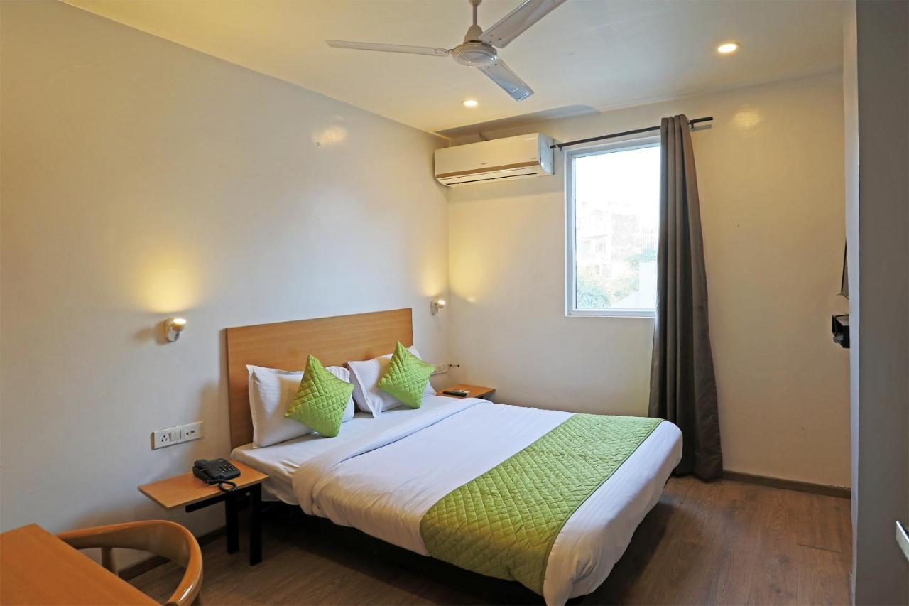 Hotel Yellow Chilli Britannia Chowk- Couple Friendly Local Id Accepted New Delhi