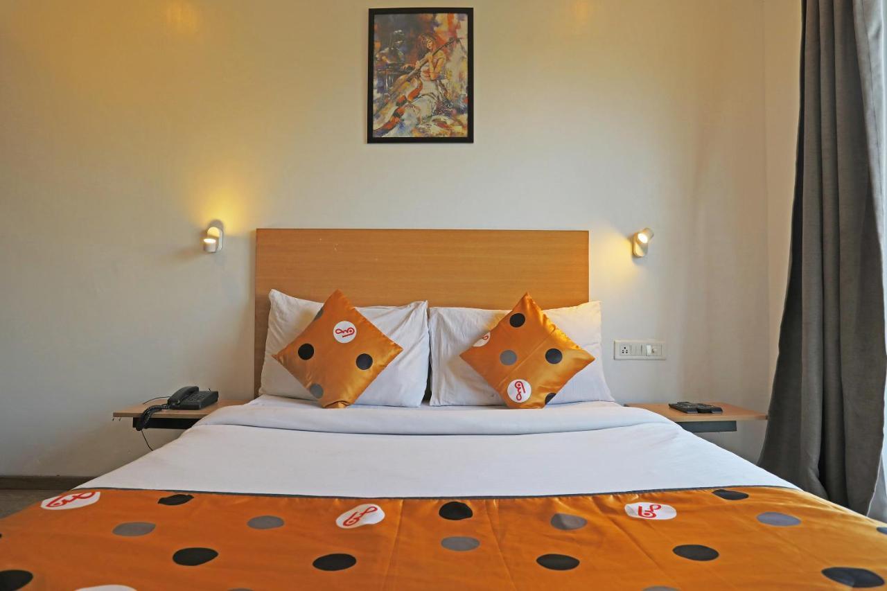 Yellow Chilli Britannia Chowk- Couple Friendly Local Id Accepted Hotel New Delhi