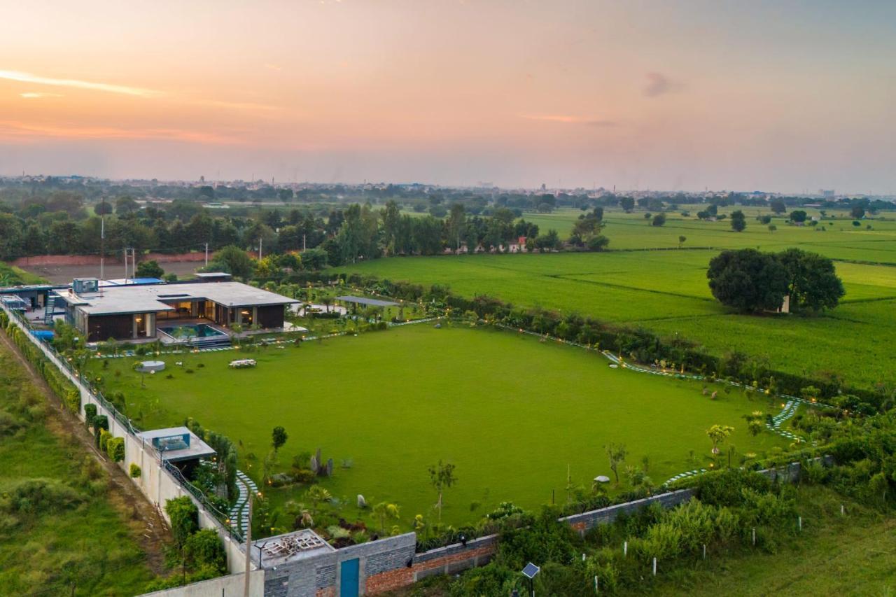 Stayvista's Anantam - Luxury 4br With Huge Swimming Pool In Delhi New Delhi