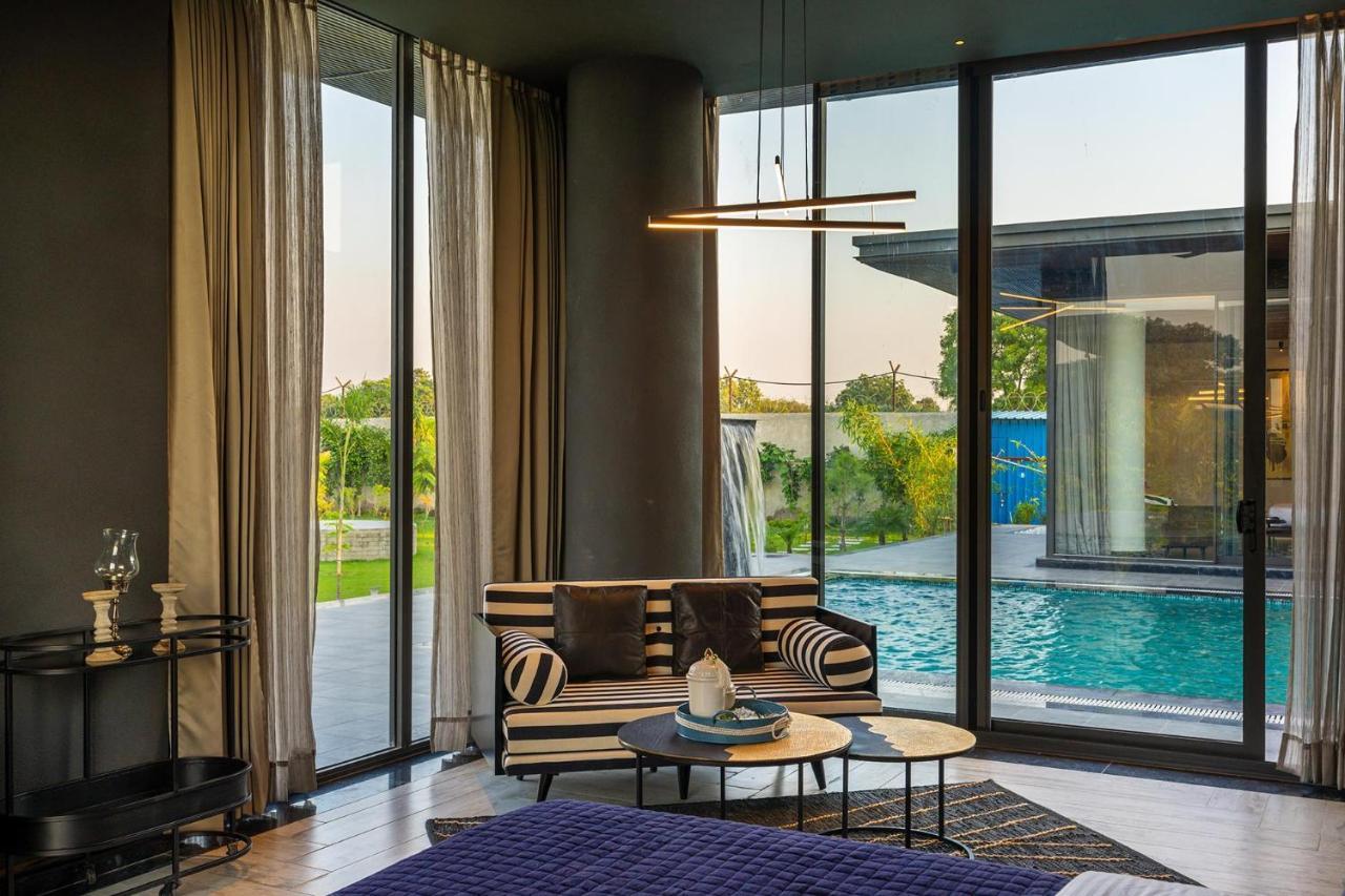 Stayvista's Anantam - Luxury 4br With Huge Swimming Pool In Delhi