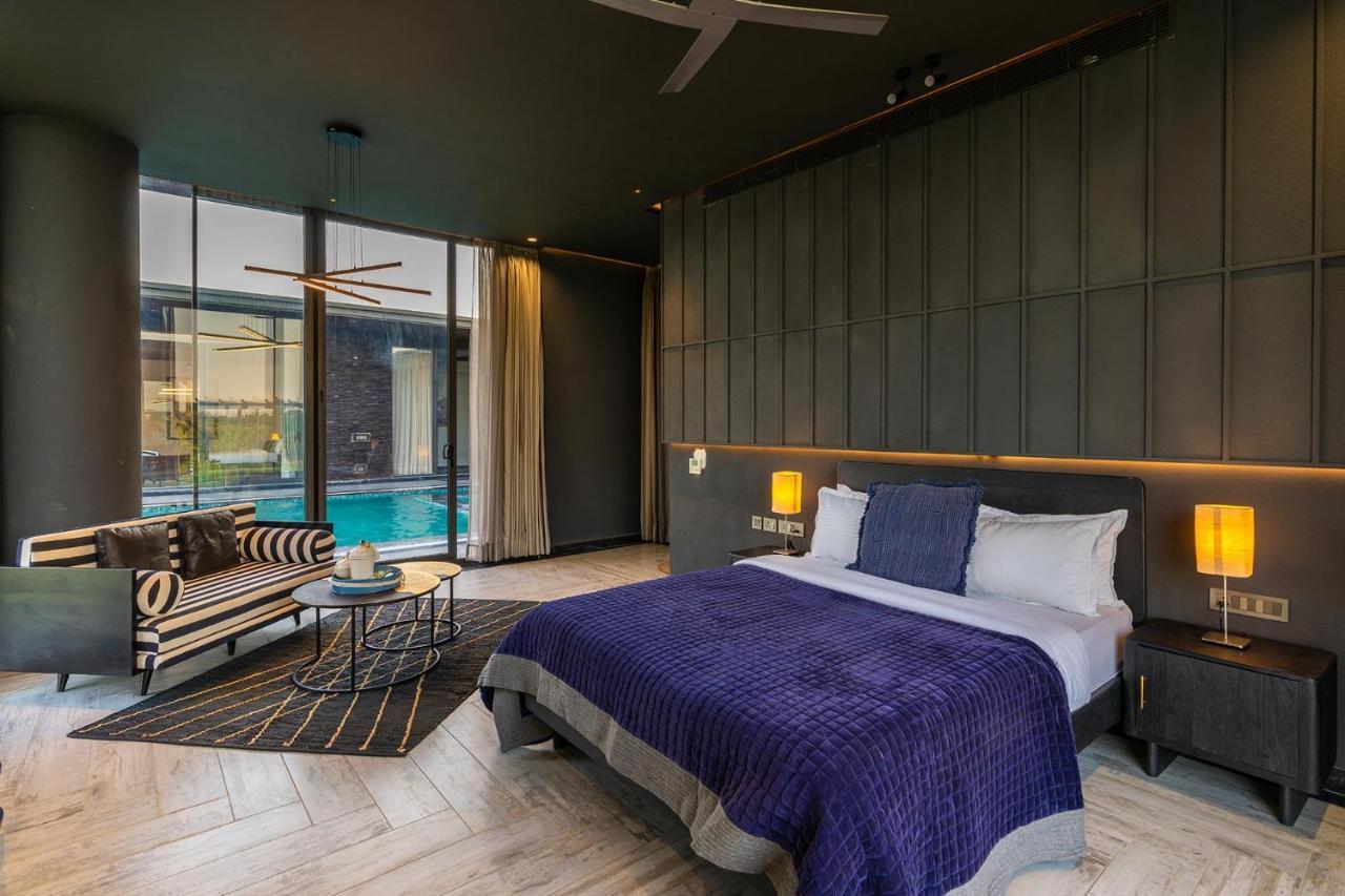 Stayvista's Anantam - Luxury 4br With Huge Swimming Pool In Delhi Villa New Delhi