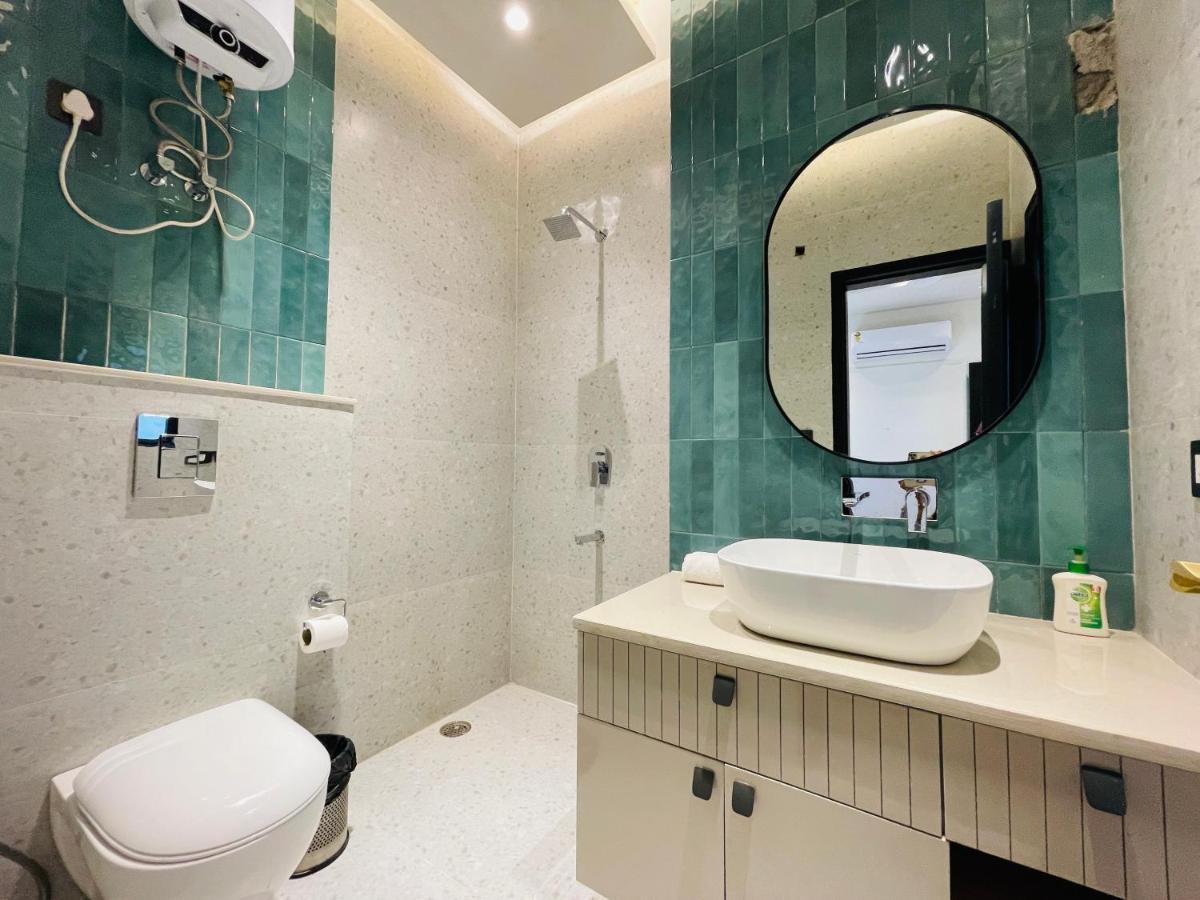 Bedchambers, Saket 3*