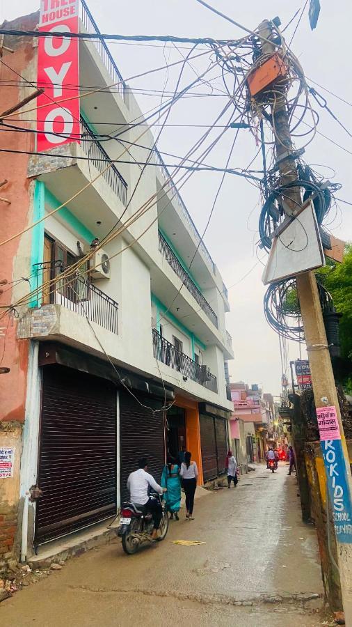 Hotel Oyo Tree House Near Badarpur Border Metro Station 3*