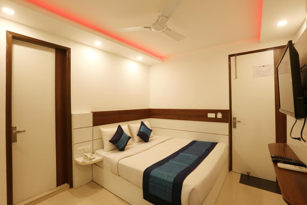 Ark Wood At Airport Hotel New Delhi