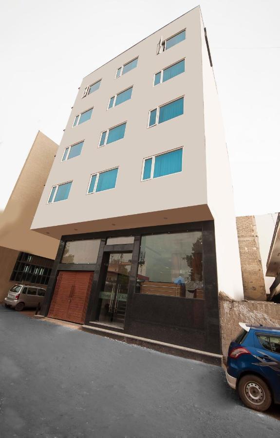 Hotel Z Suites Hotel, Mahipalpur-delhi Igi Airport 4*
