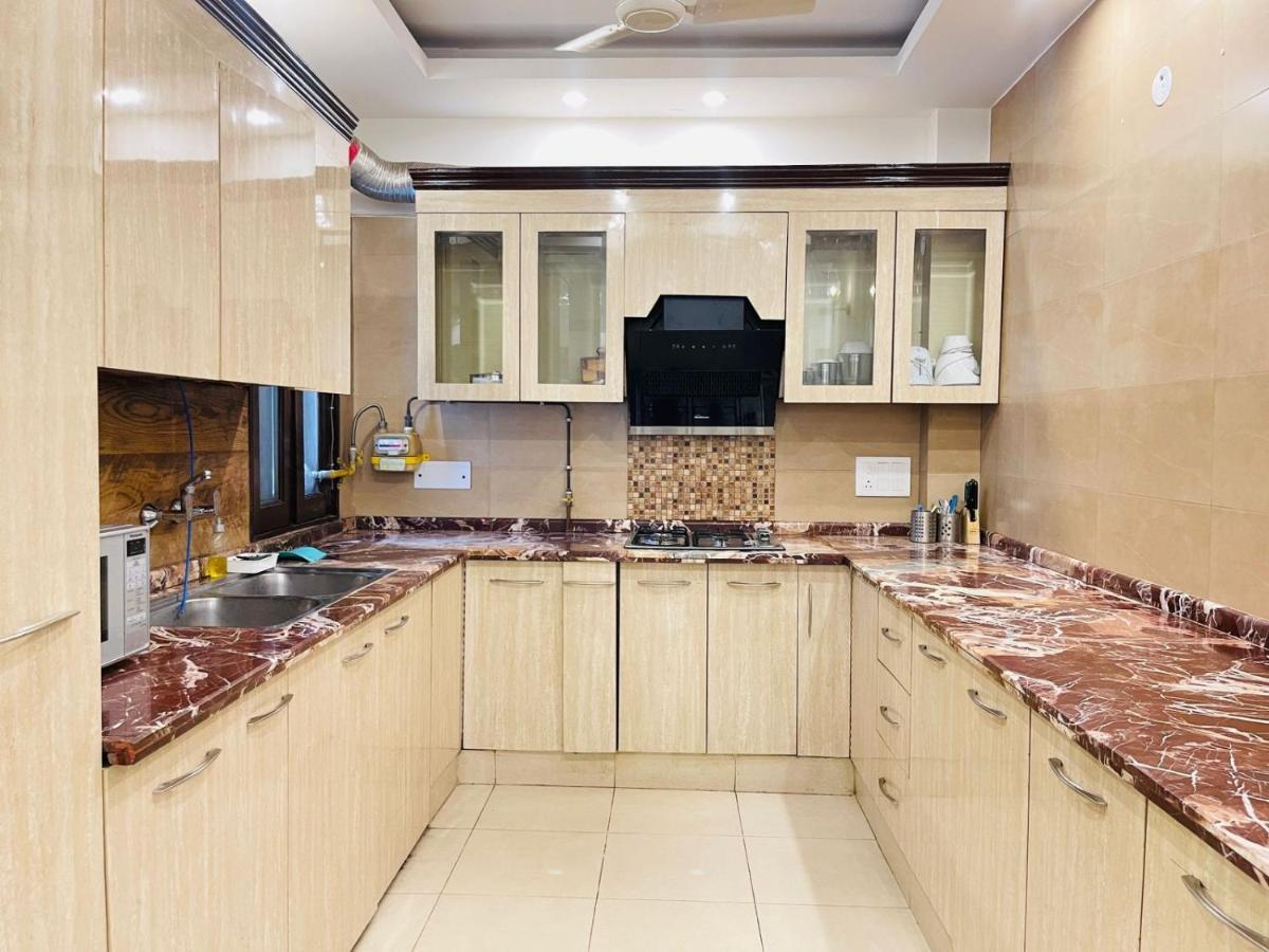 Hotel Roomshala Luxurious Studio In South Extension New Delhi