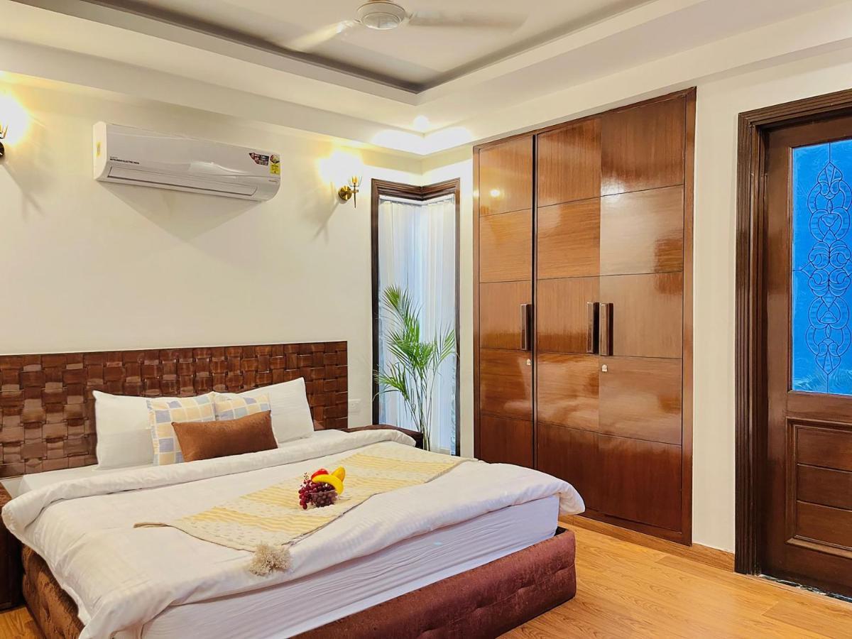 Hotel Roomshala Luxurious Studio In South Extension New Delhi
