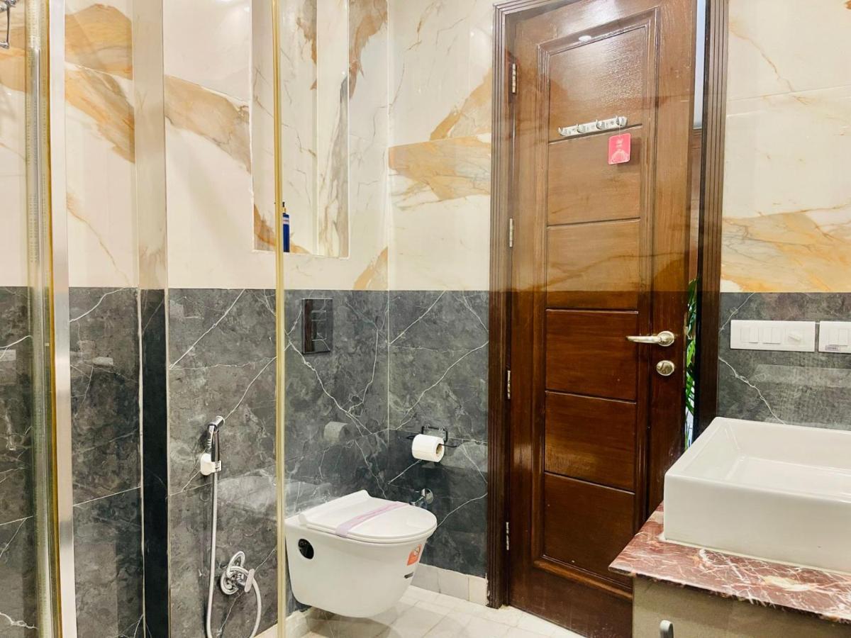 Hotel Roomshala Luxurious Studio In South Extension New Delhi