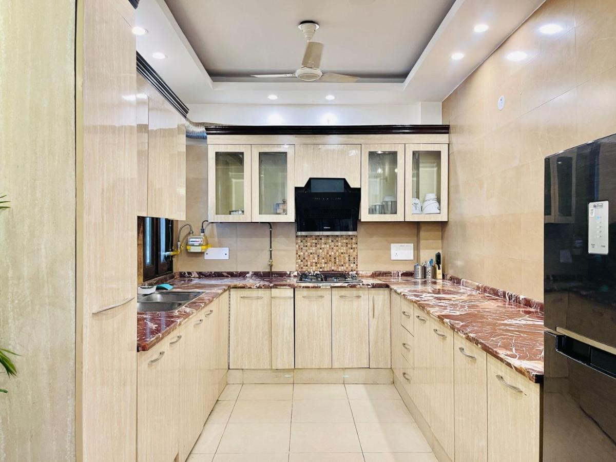Hotel Roomshala Luxurious Studio In South Extension New Delhi