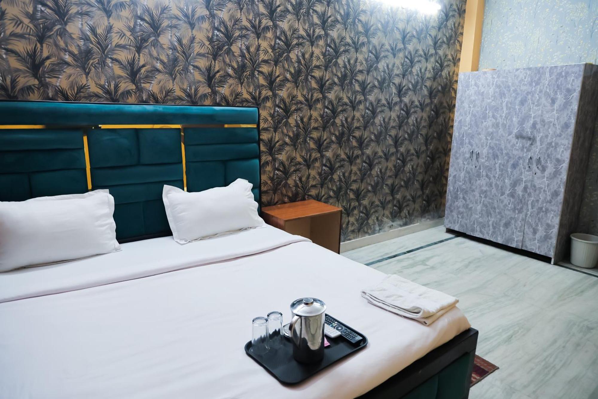 Hotel Roomshala 126 Mannat Laxmi Nagar Nova Deli