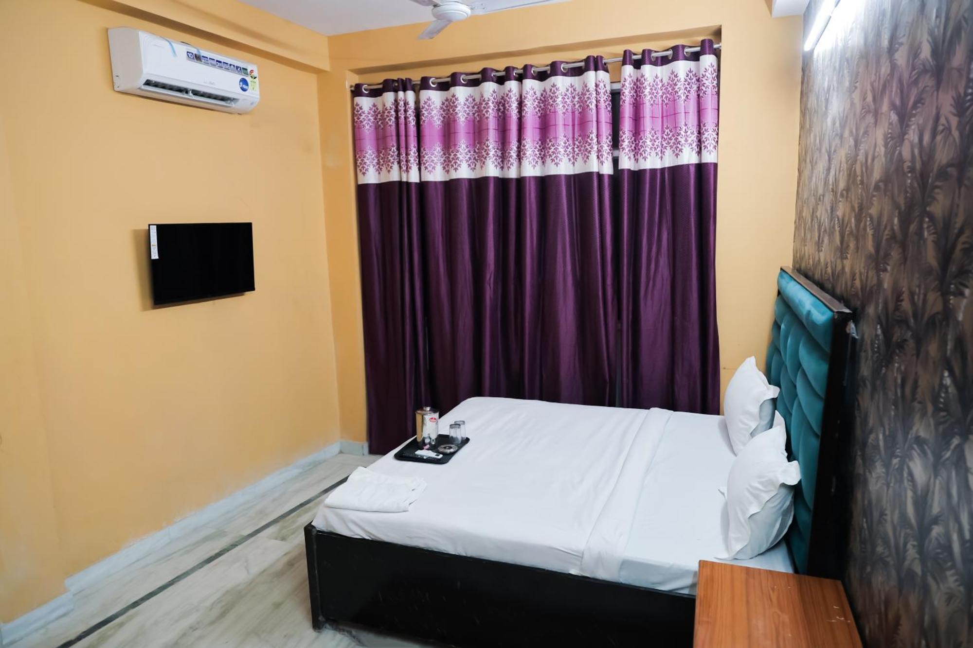 Roomshala 126 Mannat Laxmi Nagar