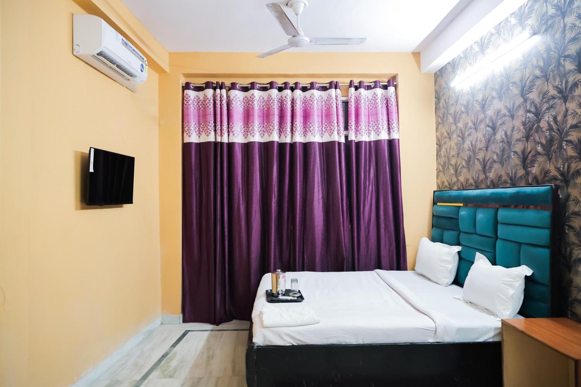 Hotel Roomshala 126 Mannat Laxmi Nagar 3*