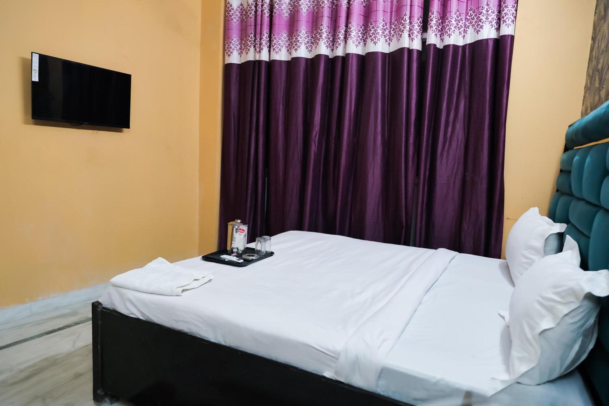 Roomshala 126 Mannat Laxmi Nagar 3*