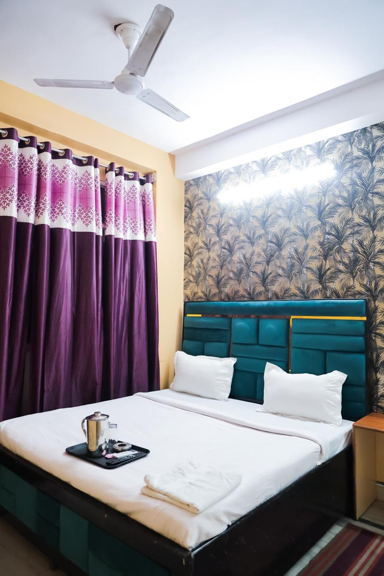 Roomshala 126 Mannat Laxmi Nagar Hotel Nova Deli