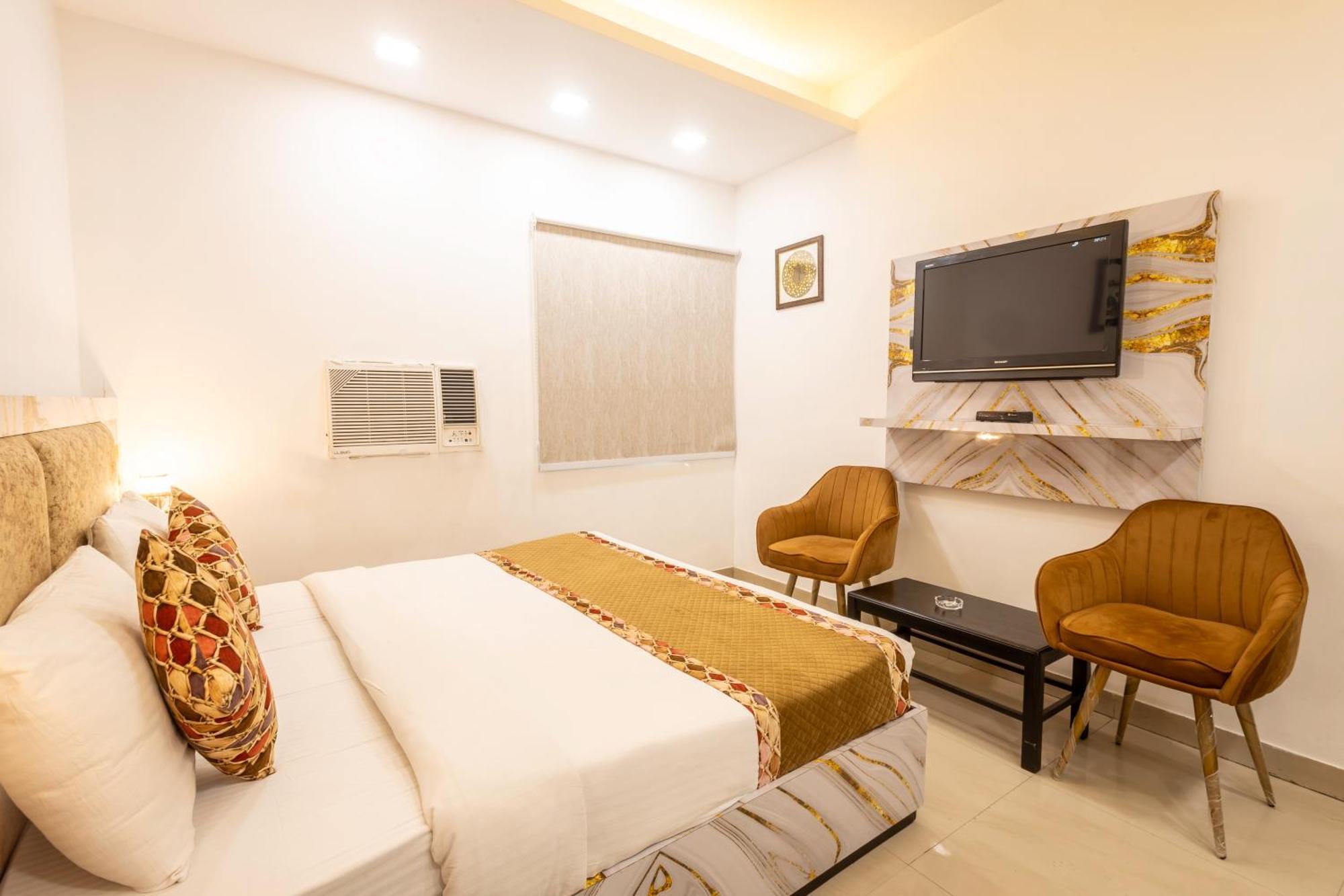 Cosmo Near Blk Hospital Karol Bagh Hotel 4*