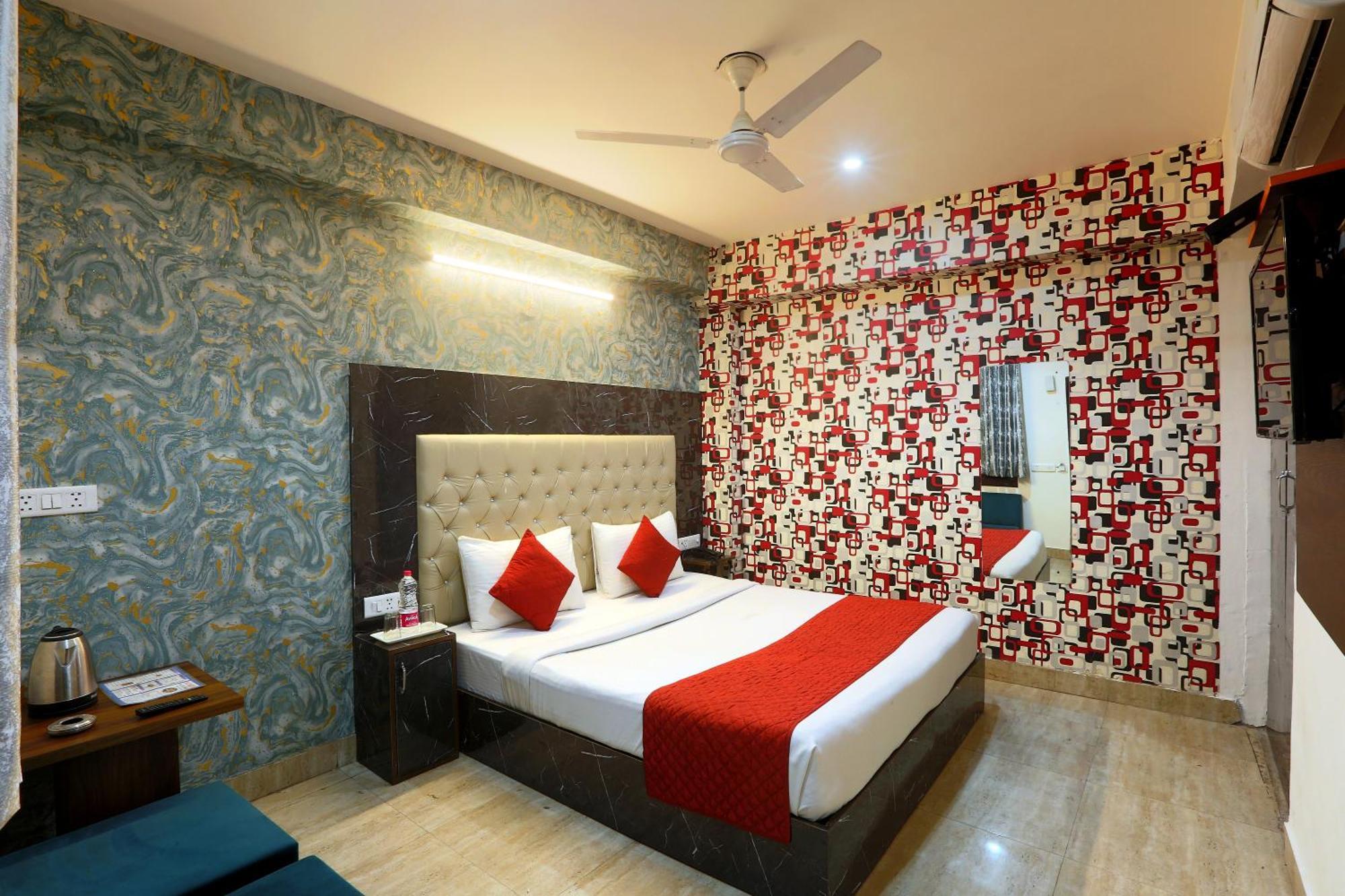 Ark Wood At Airport Hotel New Delhi