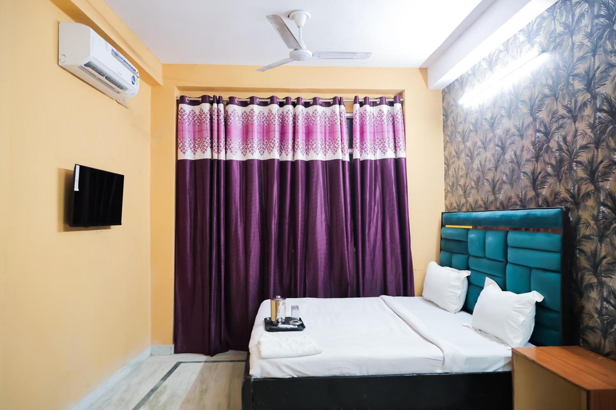 Roomshala 126 Mannat Laxmi Nagar Hotel Nova Deli