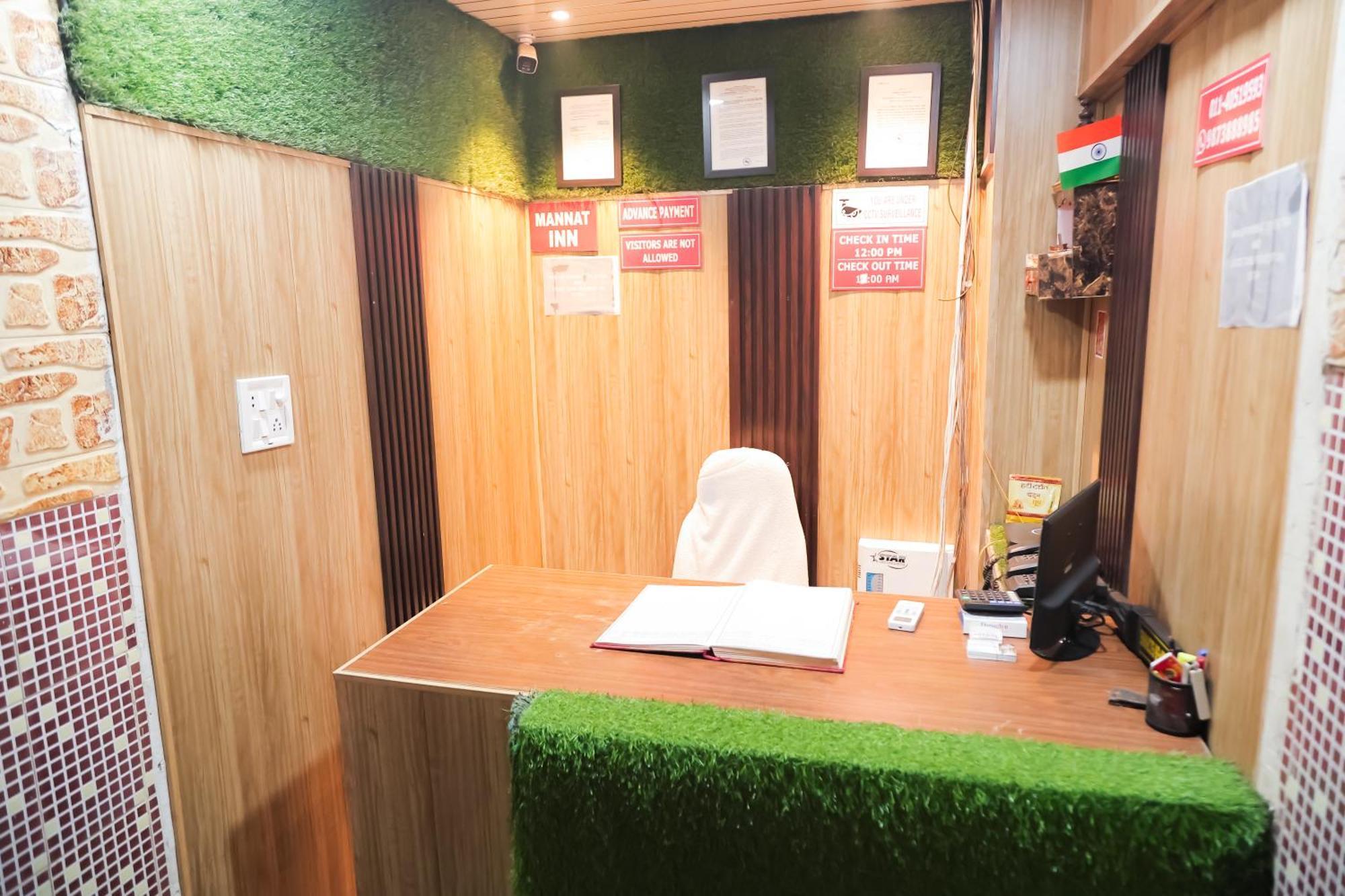 Roomshala 126 Mannat Laxmi Nagar Hotel