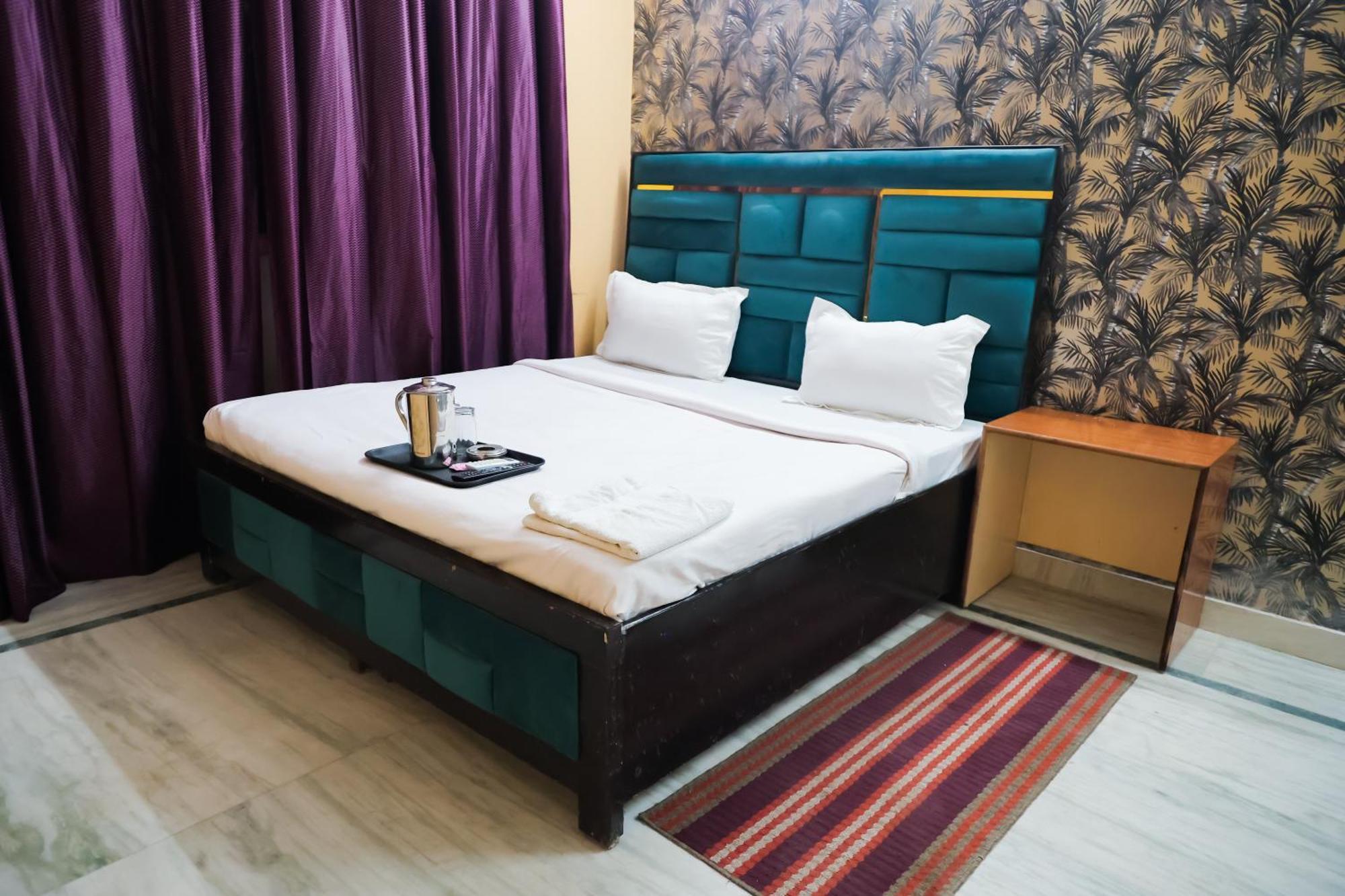 Roomshala 126 Mannat Laxmi Nagar
