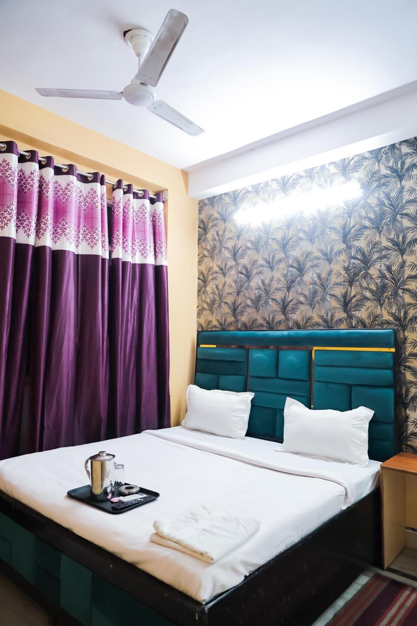 Roomshala 126 Mannat Laxmi Nagar Hotel Nova Deli