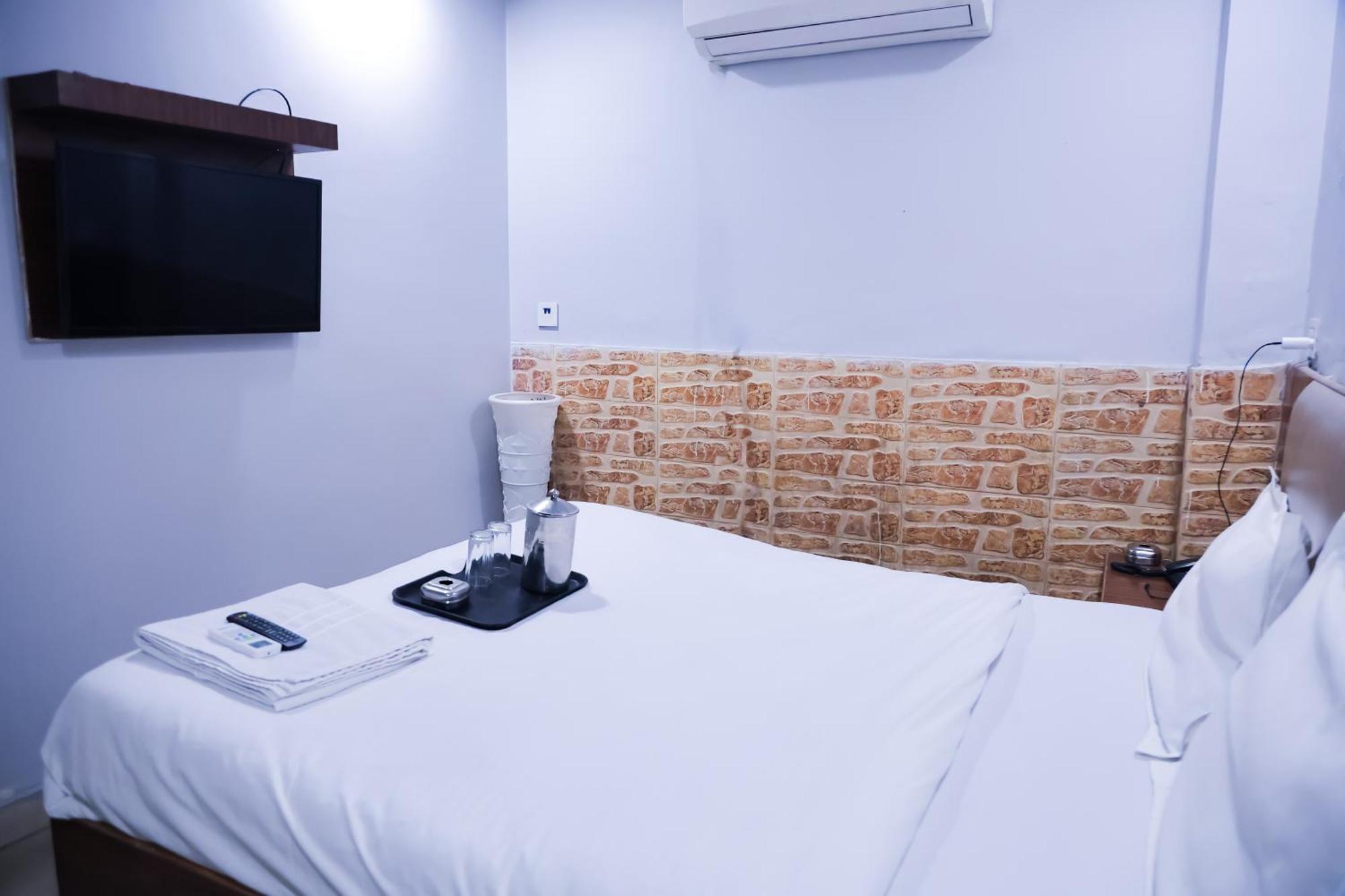 Hotel Mannat - Laxmi Nagar 3*