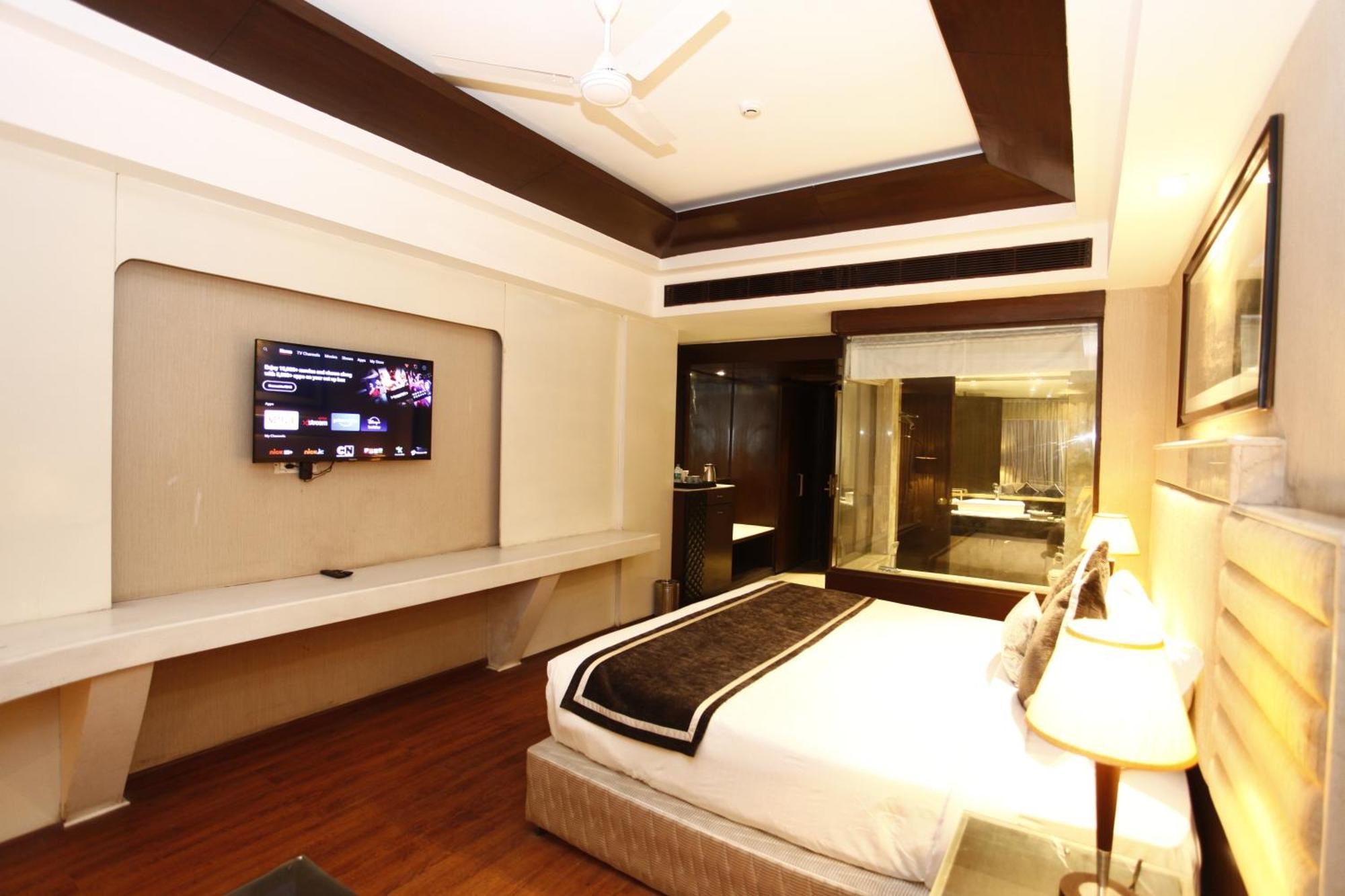 Plutos New Delhi