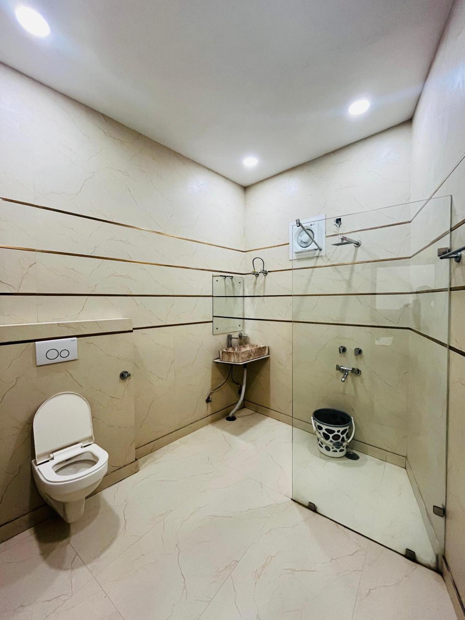 Roomshala 152 Sukoon - Ramesh Nagar Metro Station Hotel