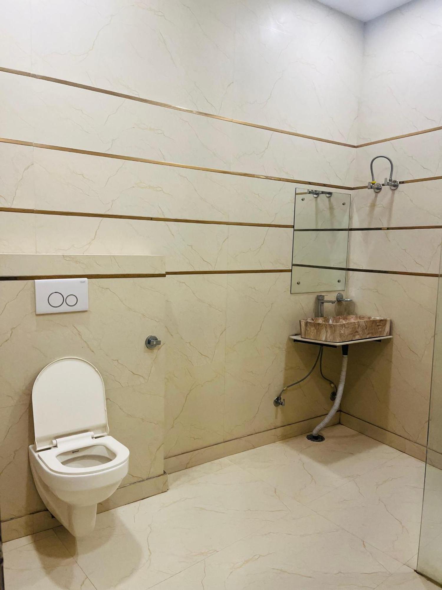 Roomshala 152 Sukoon - Ramesh Nagar Metro Station 3*