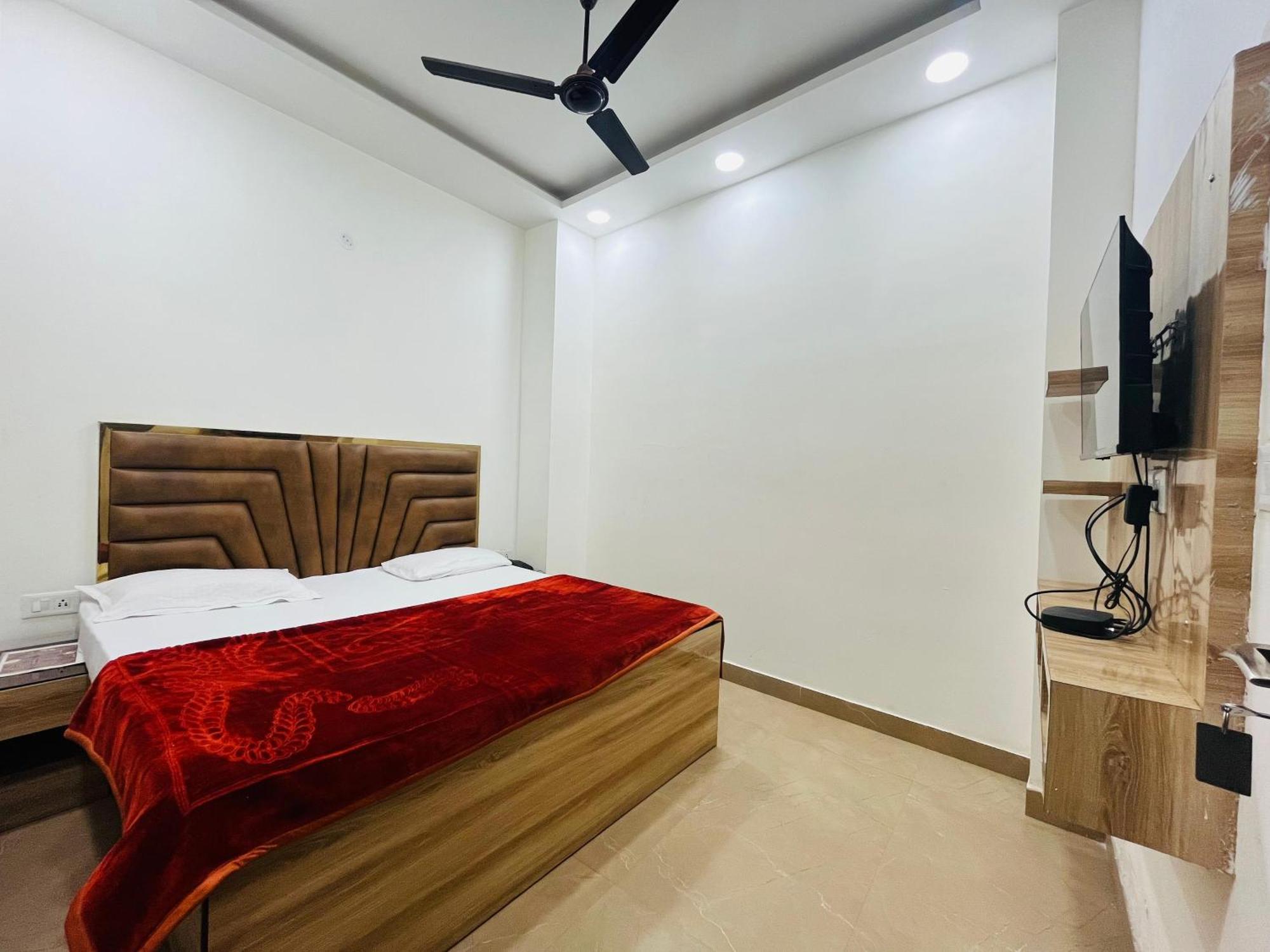 Hotel Roomshala 152 Sukoon - Ramesh Nagar Metro Station New Delhi