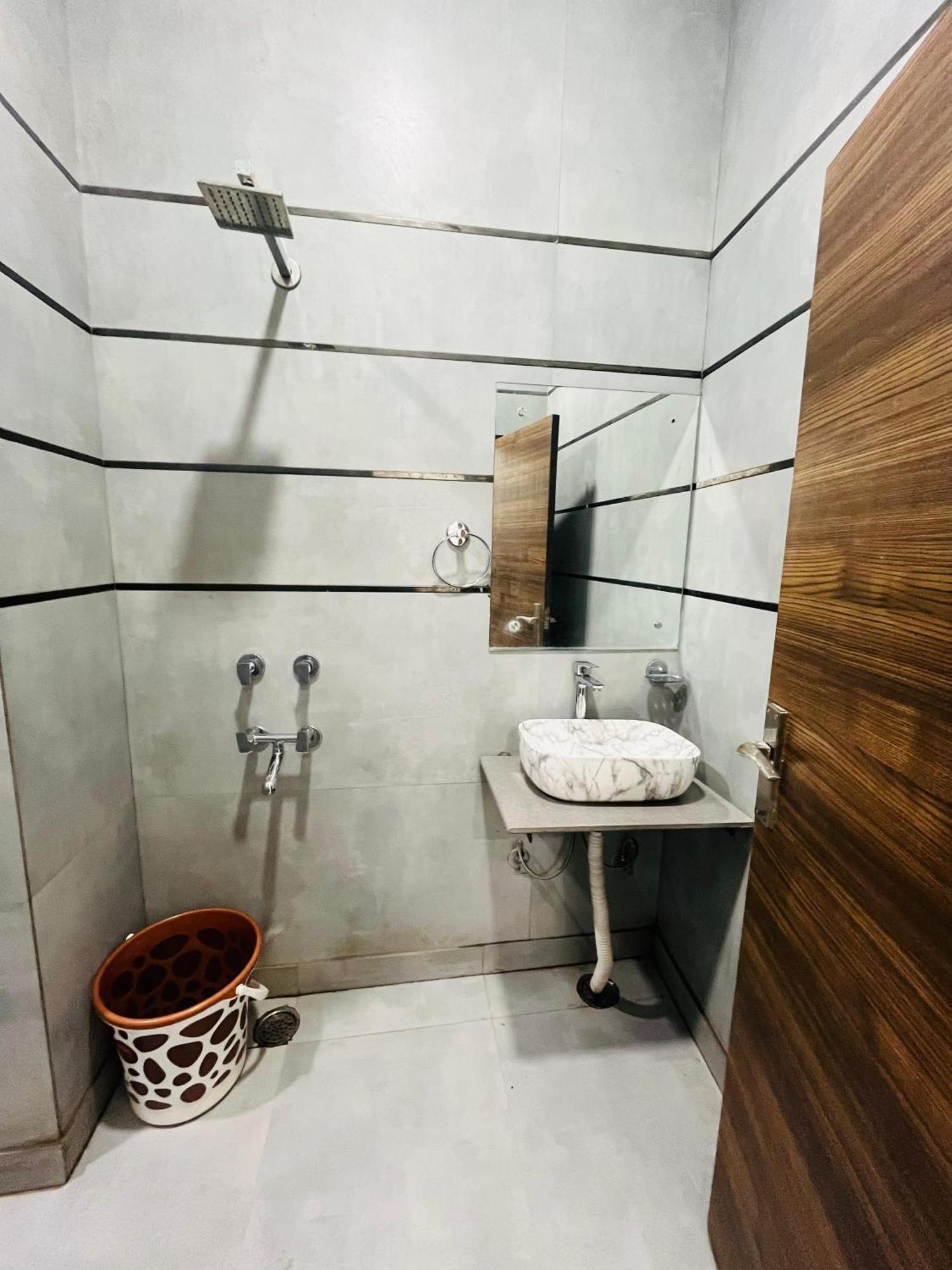 Roomshala 152 Sukoon - Ramesh Nagar Metro Station Hotel