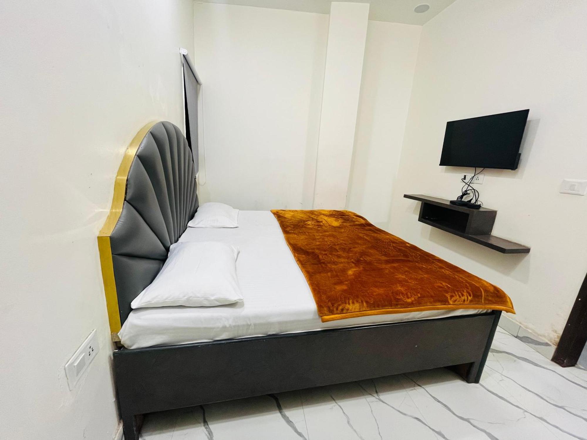 Hotel Roomshala 152 Sukoon - Ramesh Nagar Metro Station 3*