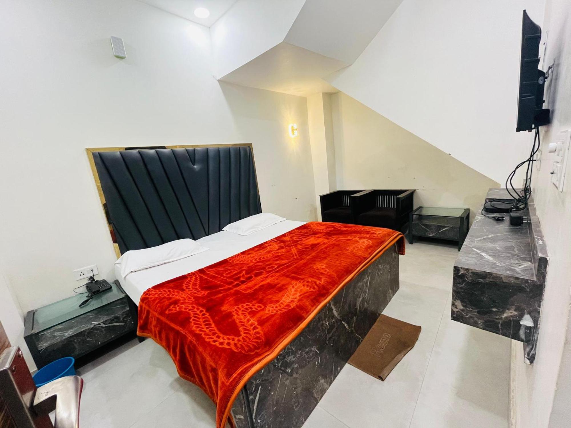 Hotel Roomshala 152 Sukoon - Ramesh Nagar Metro Station