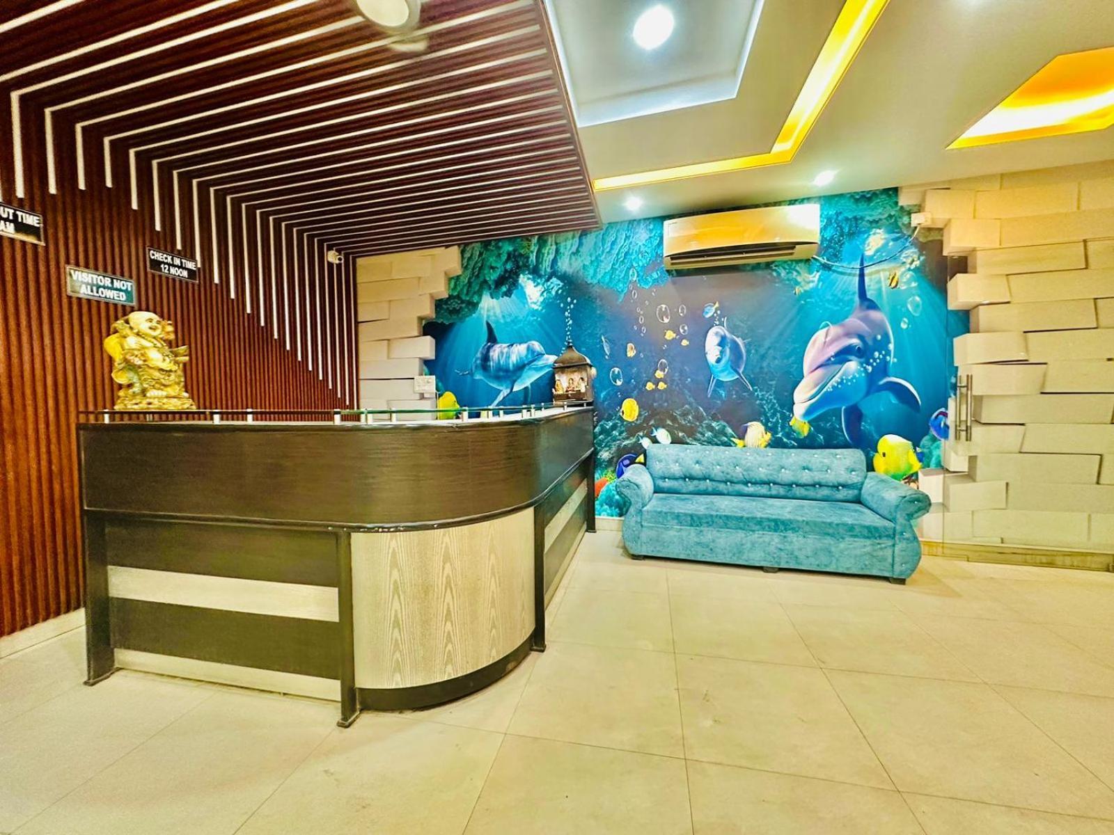 Galaxy Near Delhi International Airport Hotel 4*