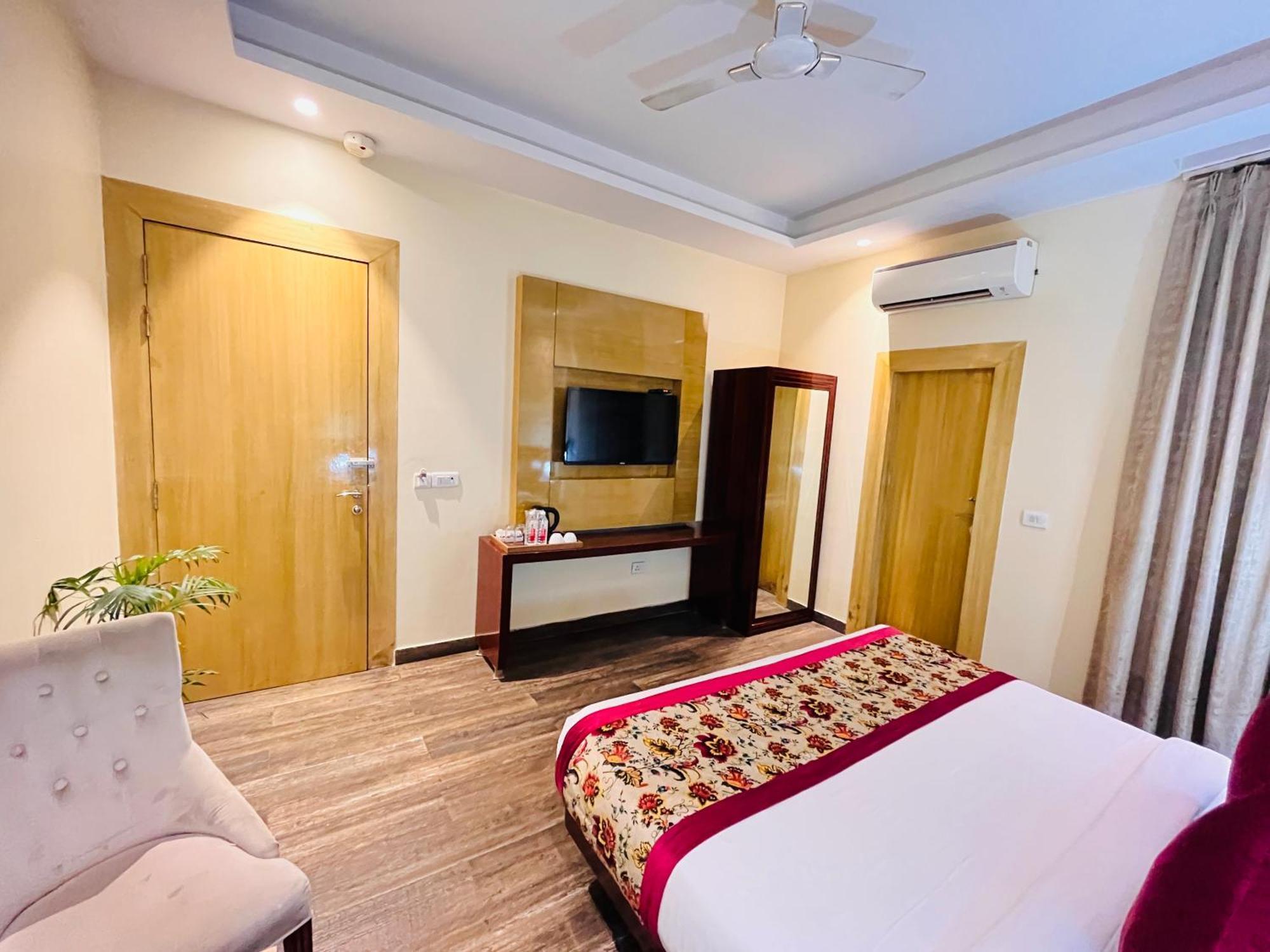 Banz Near Delhi Airport New Delhi