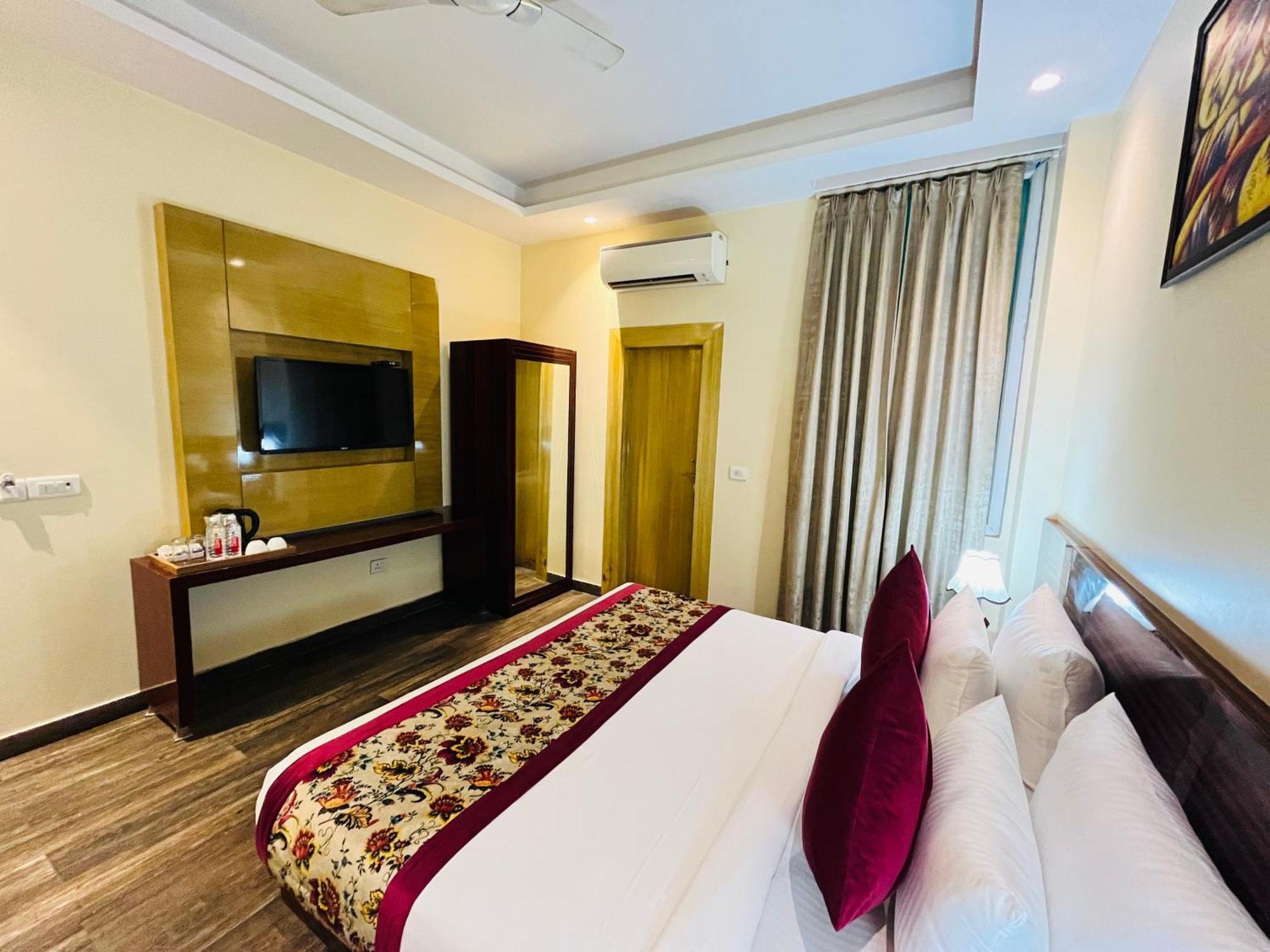 Banz Near Delhi Airport New Delhi