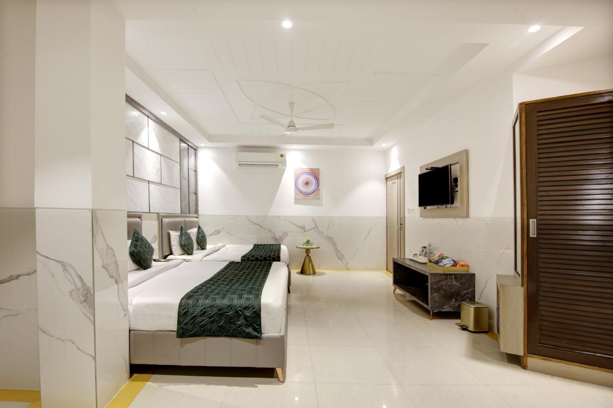 Hotel Delhi 37 Near - Delhi Airport 3*