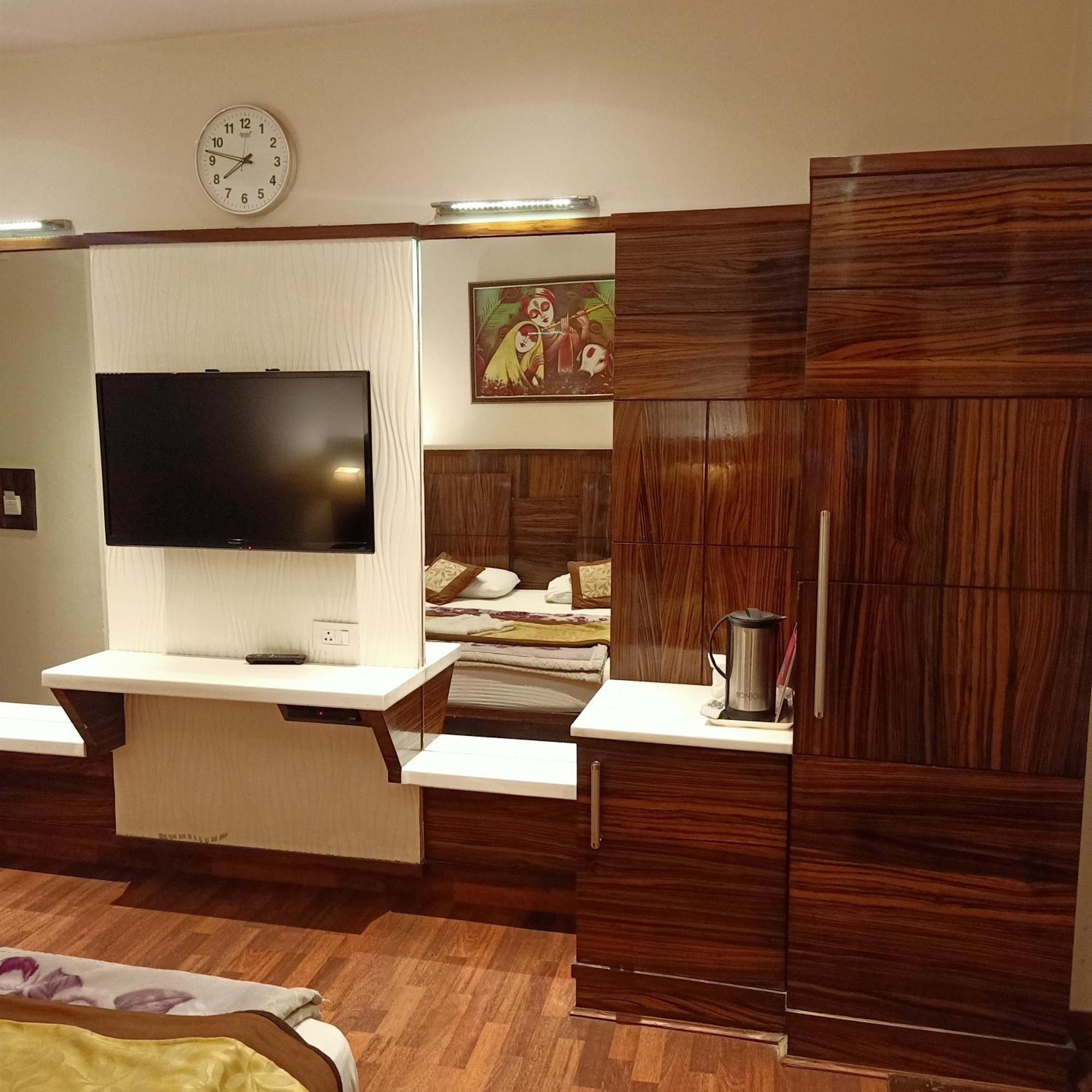 Geet Deluxe New Delhi