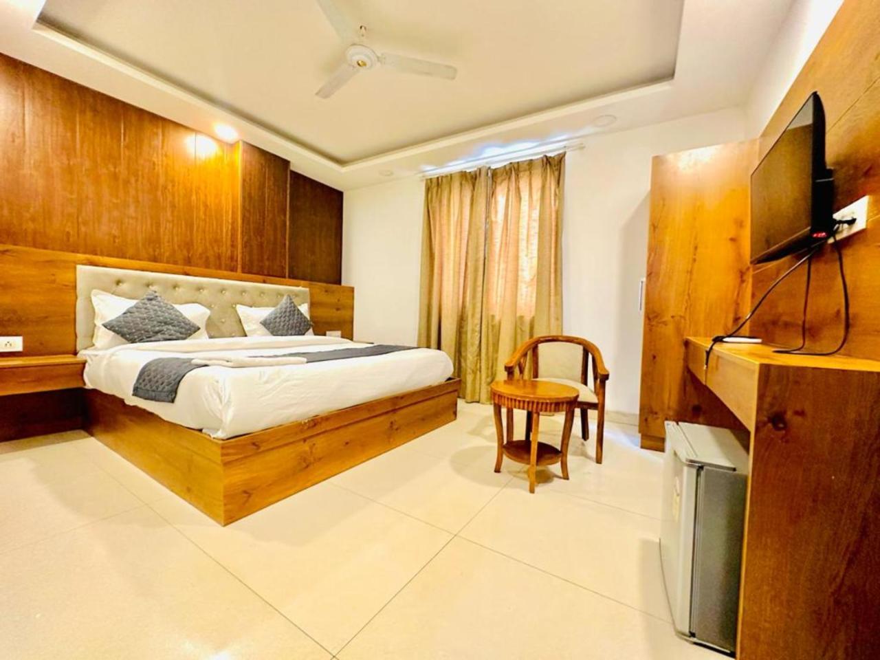 Galaxy Near Delhi International Airport 4*