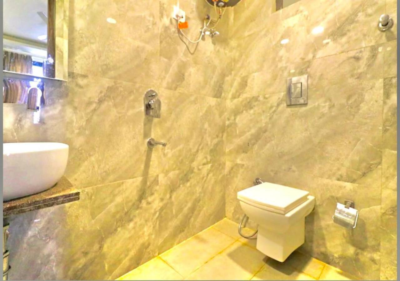 Galaxy Near Delhi International Airport 4*