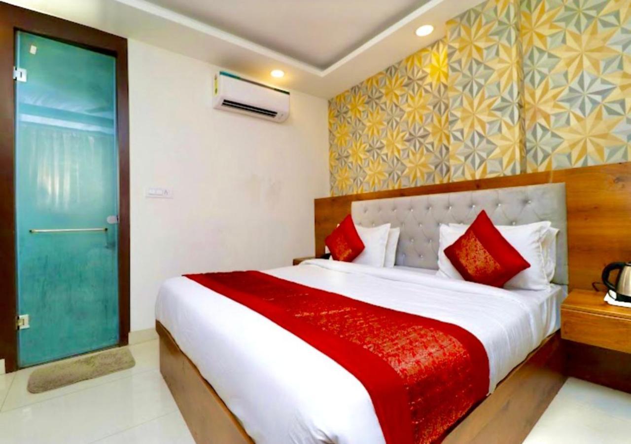 Galaxy Near Delhi International Airport Hotel 4*