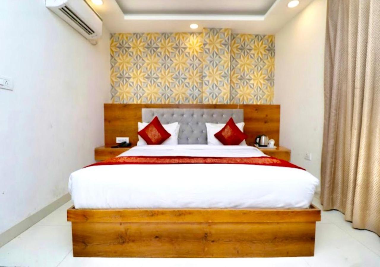 Hotel Galaxy Near Delhi International Airport 4*