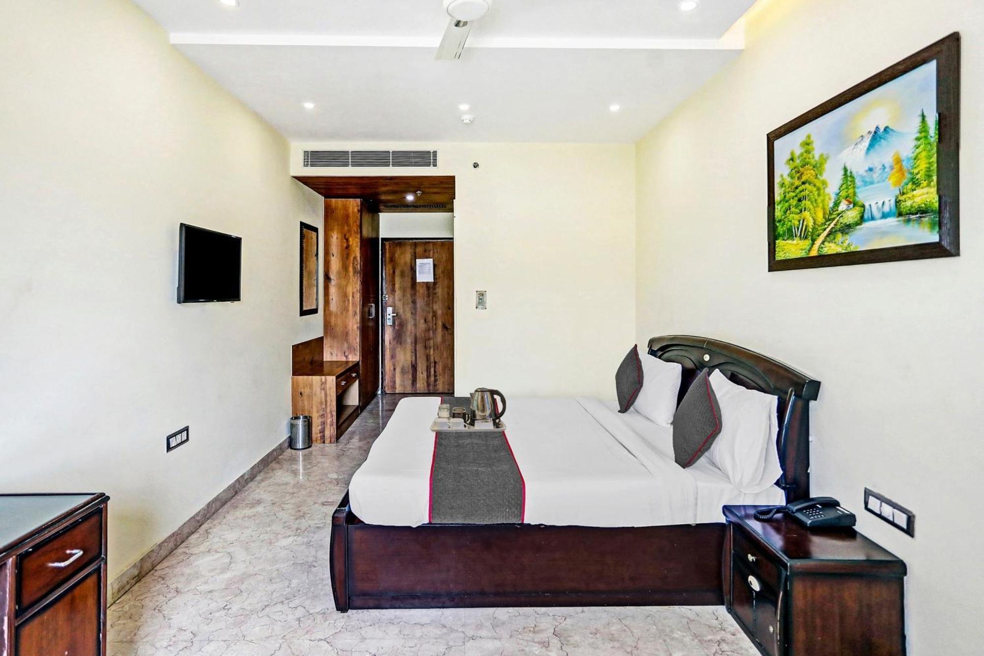 Hotel Townhouse Prakash Continental Near Netaji Subhash Place Metro Station 4*