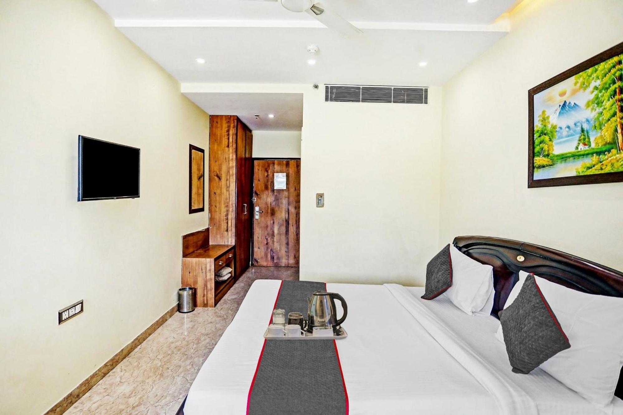 Townhouse Prakash Continental Near Netaji Subhash Place Metro Station