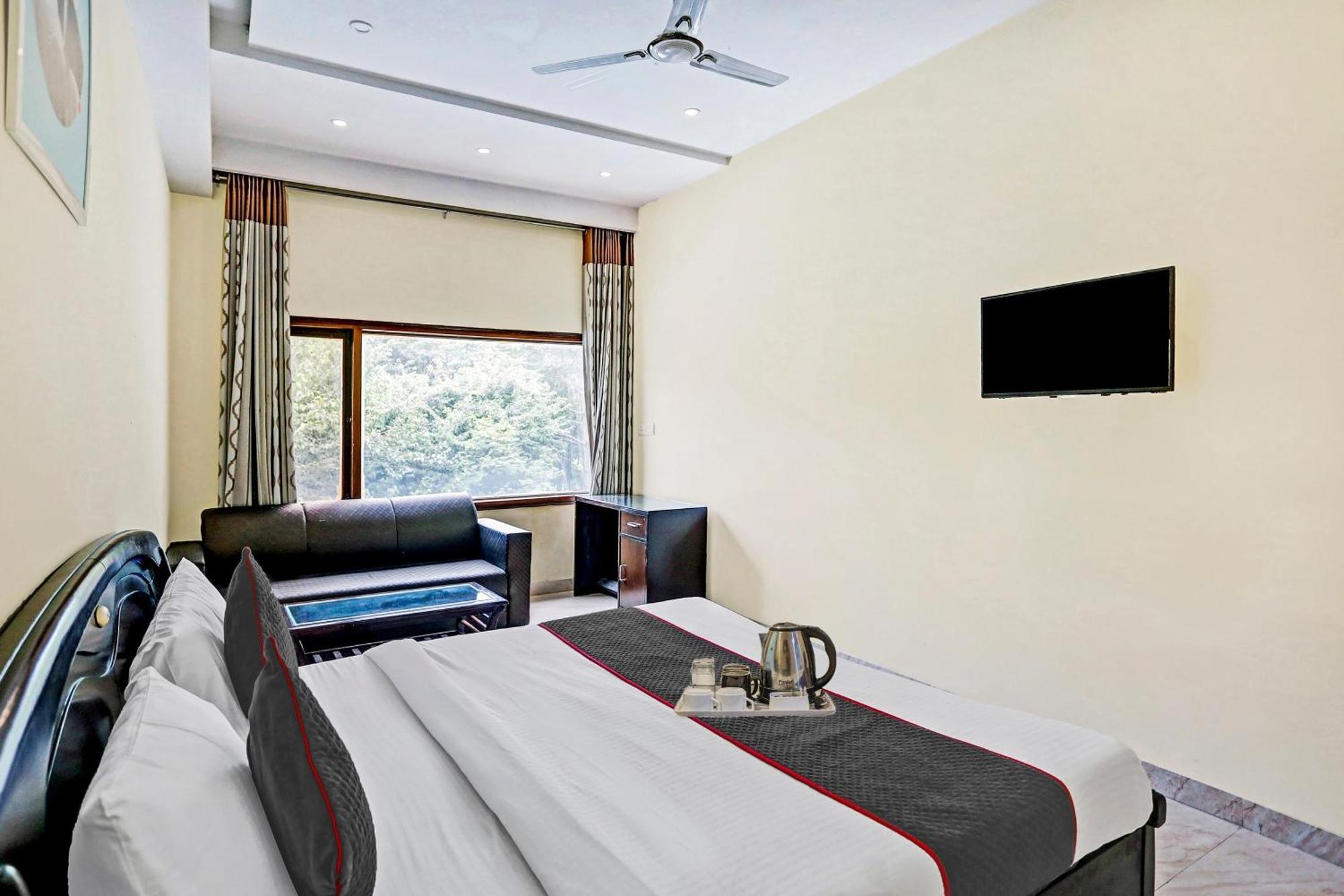 Townhouse Prakash Continental Near Netaji Subhash Place Metro Station Hotel