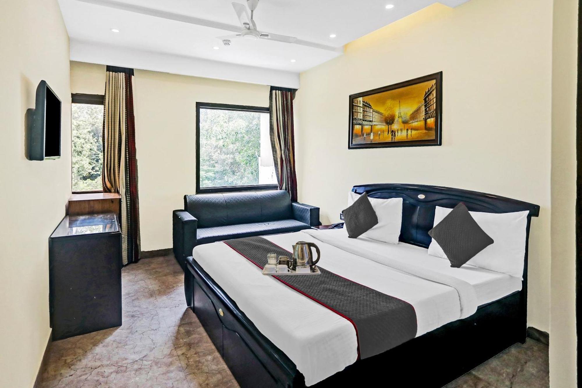 Townhouse Prakash Continental Near Netaji Subhash Place Metro Station