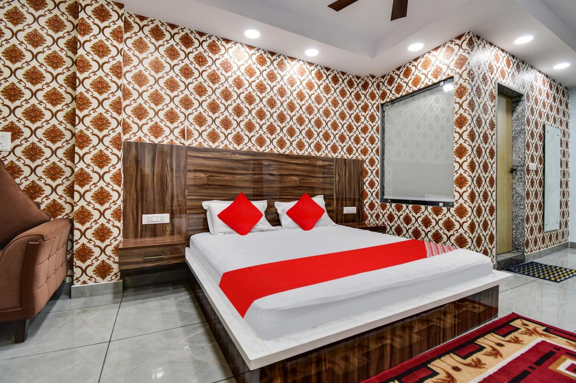 Oyo Flagship The Flaurish 3* New Delhi