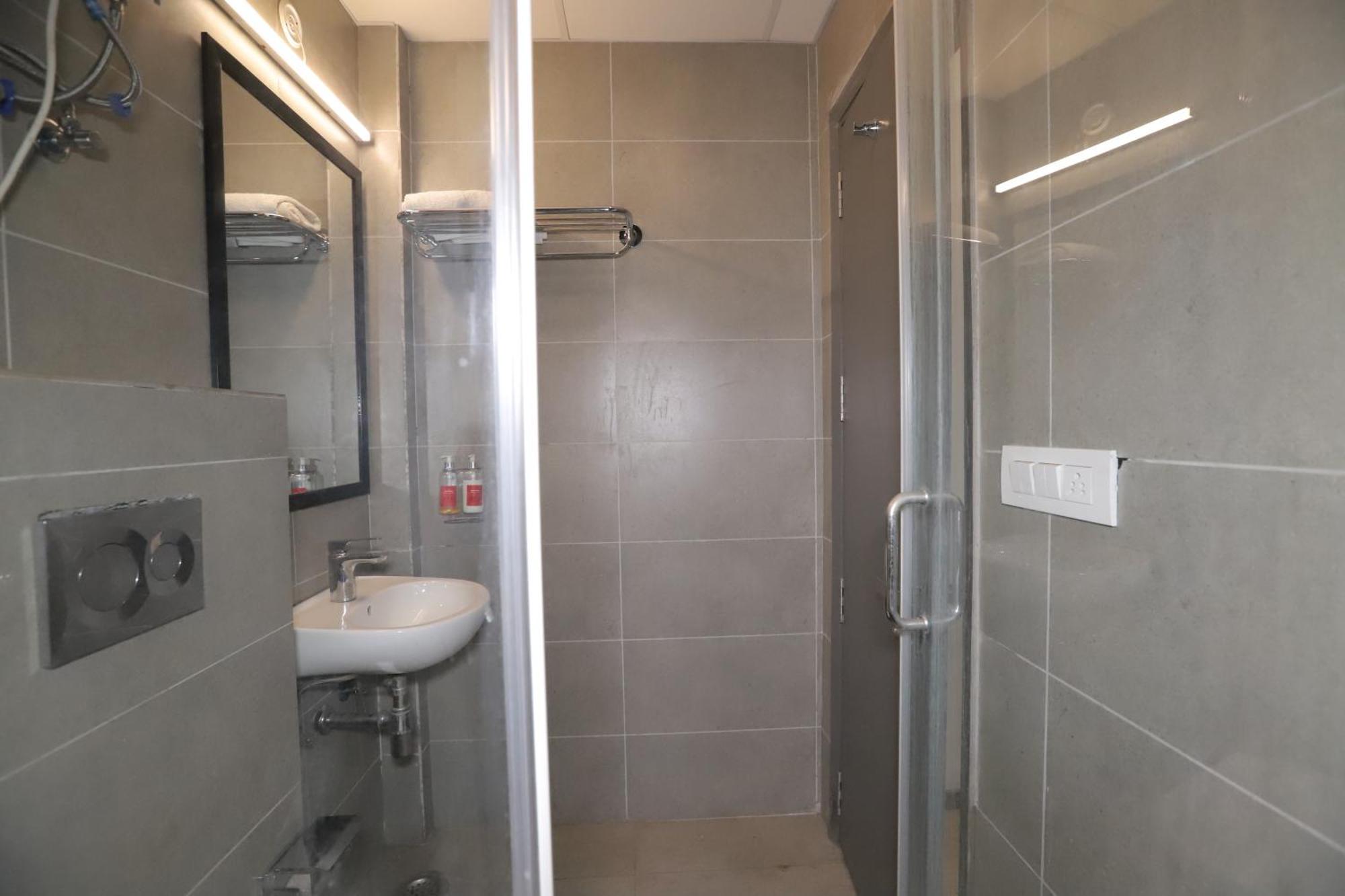 Hotel Qotel Ip Residency East Delhi Preet Vihar Nova Deli